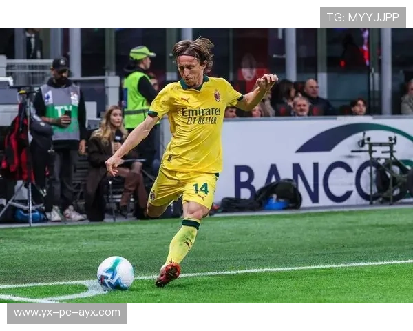 AC米兰边路球员在对阵强敌时表现出色